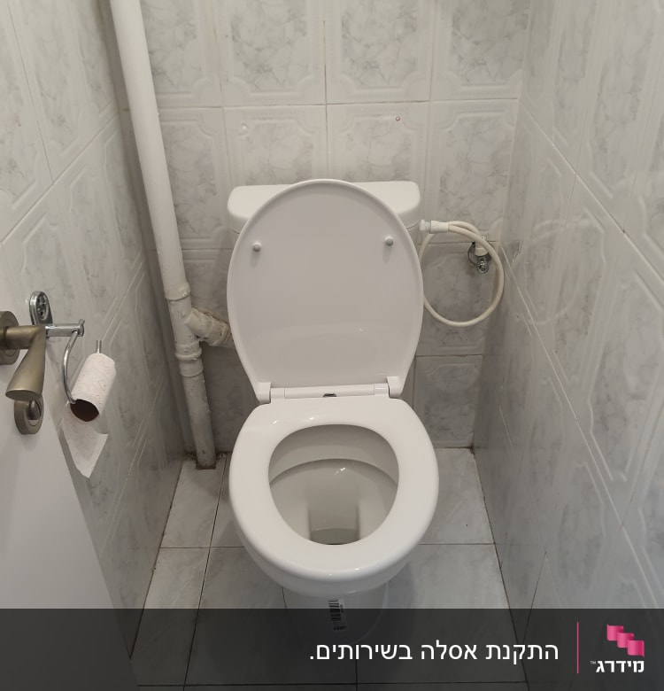 אסלה לבנה עם צינור מים מחובר לקיר